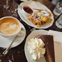 [ウィーン]ウィーンの伝統的なスイーツ"ザッハトルテ"の有名店[Demel]