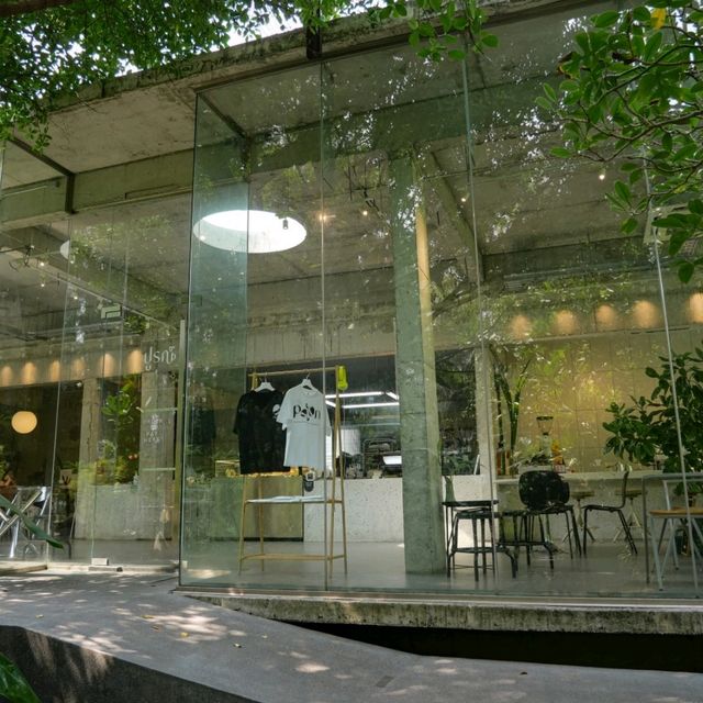 ปูรณ์ / POON คาเฟ่โอเอซีสสีเขียวกลางเมืองบางแสน