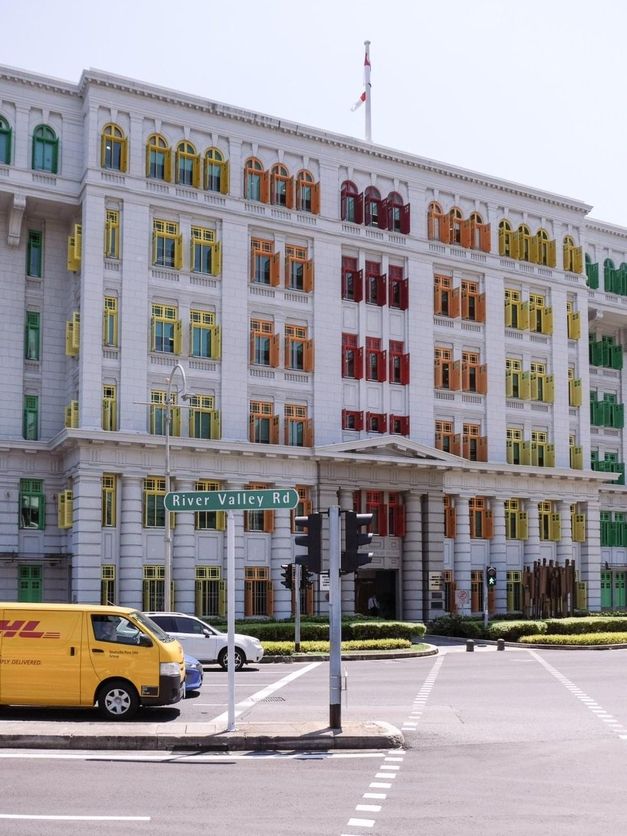 ตึกสีสันสดใส old hills street police station