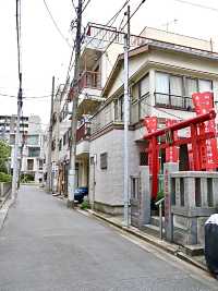 【東京都】赤い幟がたくさんある神社