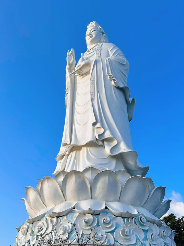 미케비치를 한눈애 내려다 볼 수 있는 영흥사