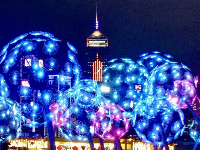 東岸公園-五光十色的燈籠，更有維港夜景襯托，感受中秋氣氛