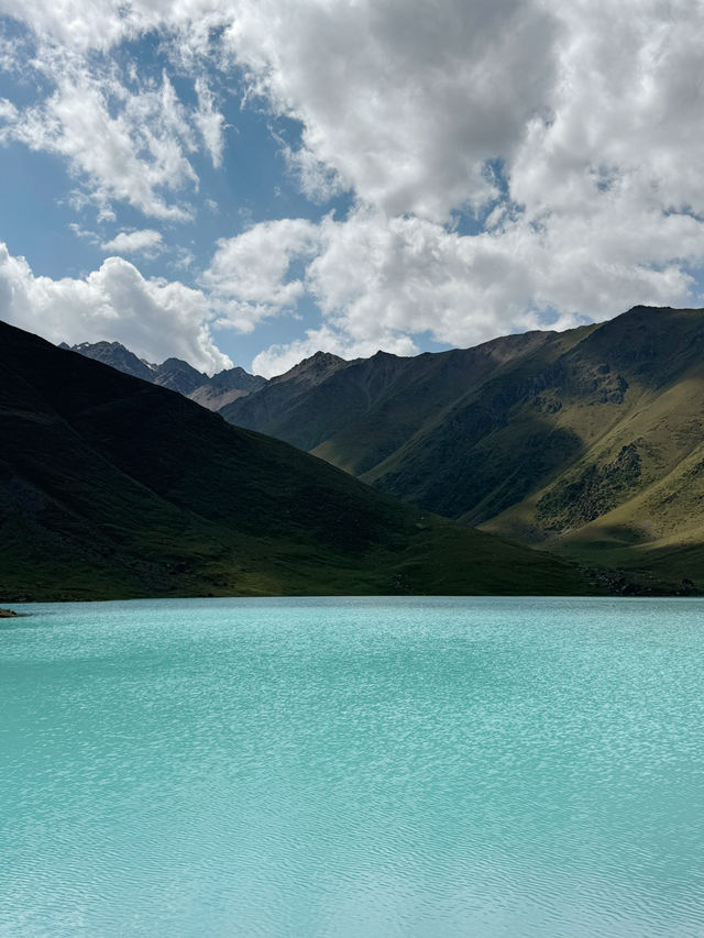 Guide to hiking Kol Tor Lake (the BLUEST LAKE EVER)