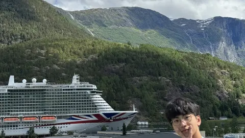 Cruising to the Norwegian Town of Hellesylt — traveler post in Hellesylt