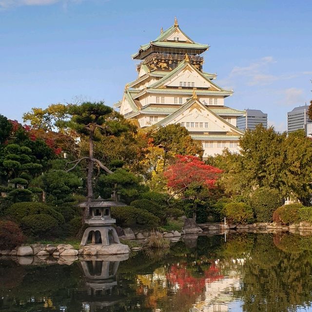 ปราสาทโอซาก้า จุดชมใบไม้เปลี่ยนสีที่สวยงาม