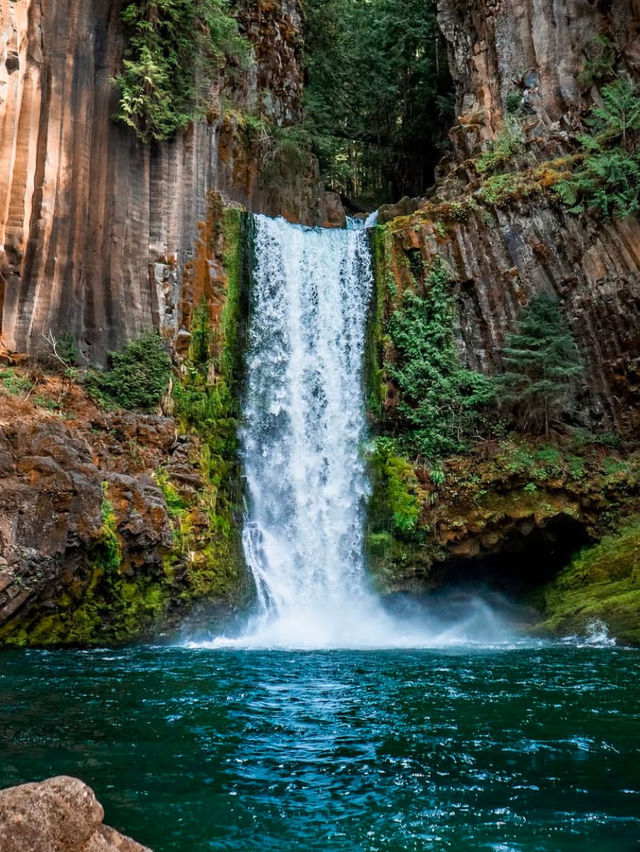 Exploring the Tranquil Waterfalls of the Pacific Northwest🚿