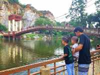 เดินชมธรรมชาติ และเขาหินปูนที่ อุทยานหินเขางู