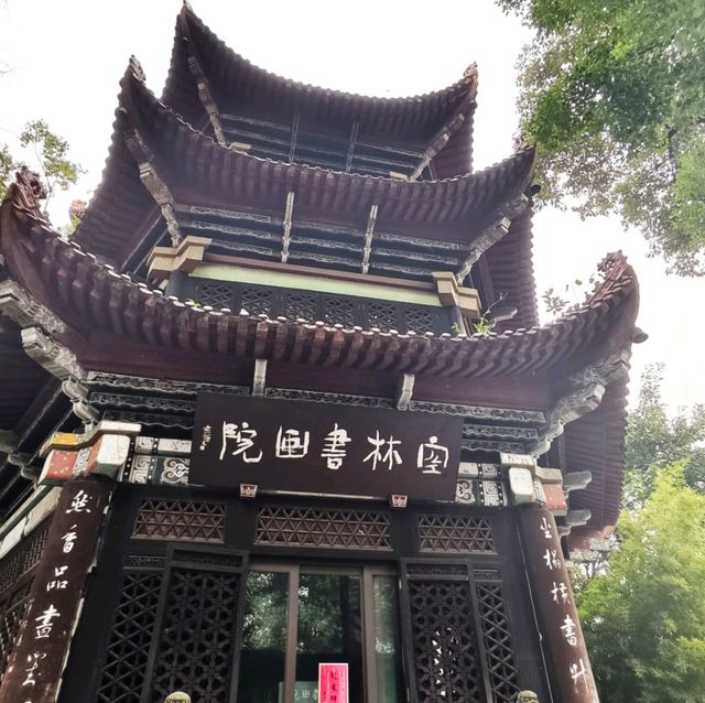 ขอพรปีใหม่ที่ Wenshu Yuan Monastery