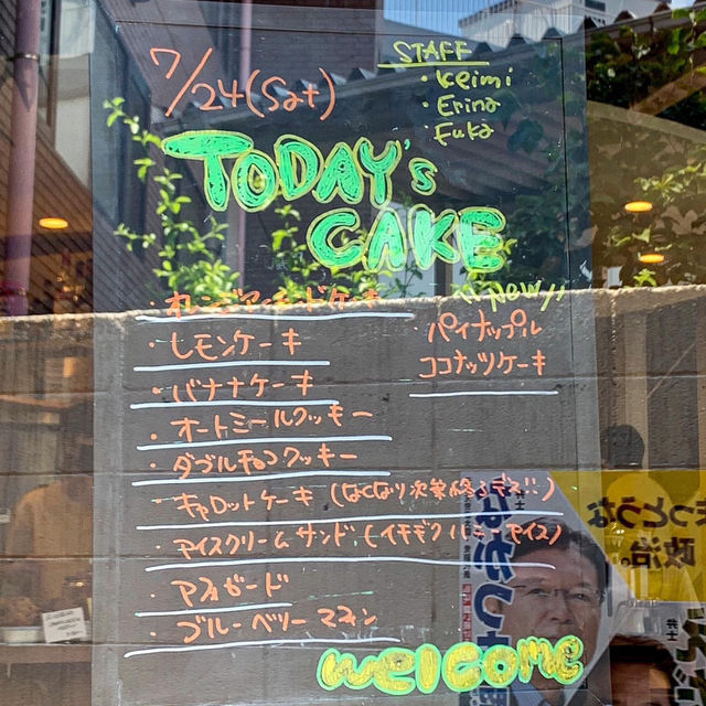 Cafe with delicious baked goods☕️