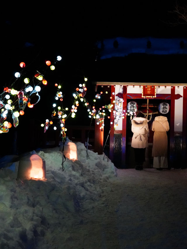 【栃木×湯西川】  雪化粧した茅葺き屋根の古民家とかまくら