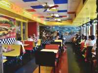 Delicious Lunch at Teddy's Bigger Burgers in Waikiki🍔
