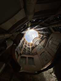 西班牙巴塞隆納｜米拉之家 Casa Milà：高第經典建築