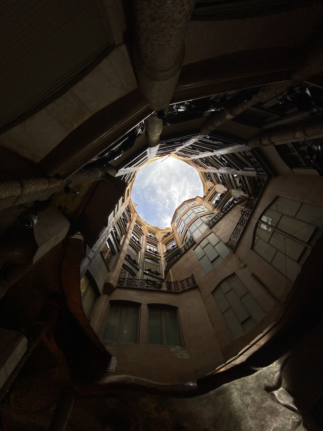 西班牙巴塞隆納｜米拉之家 Casa Milà：高第經典建築