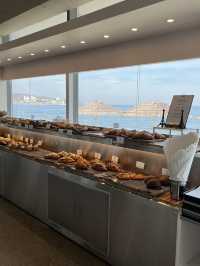 창문 넘어 탁 트인 바다뷰를 볼 수 있는 경주 오션뷰 카페