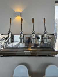 창문 넘어 탁 트인 바다뷰를 볼 수 있는 경주 오션뷰 카페