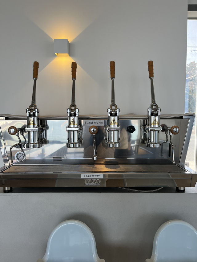 창문 넘어 탁 트인 바다뷰를 볼 수 있는 경주 오션뷰 카페 창문 넘어 탁 트인 바다뷰를 볼 수 있는 경주 오션뷰 카페