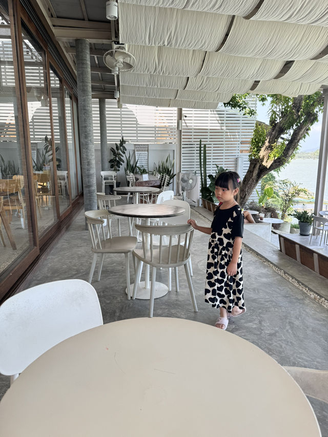 Dusk Cafe คาเฟ่ริมแม่น้ำสายบุรี