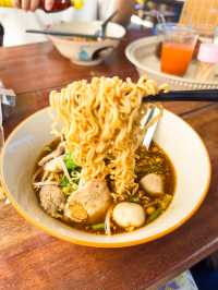 ร้านเตี๋ยวเรือเจ้าอร่อยย่านเขาหลัก 