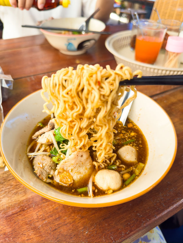 ร้านเตี๋ยวเรือเจ้าอร่อยย่านเขาหลัก 