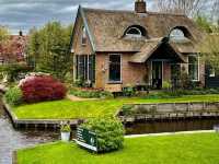 Giethoorn: The Enchanting Village with No Roads