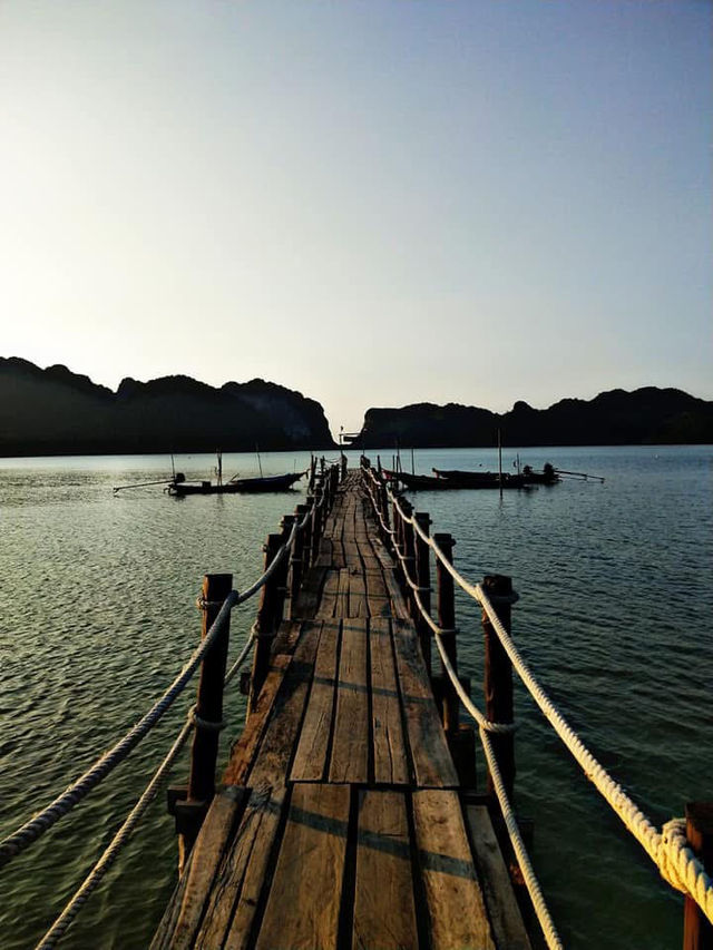 สะพานไม้อ่าวเตล็ด ขนอม