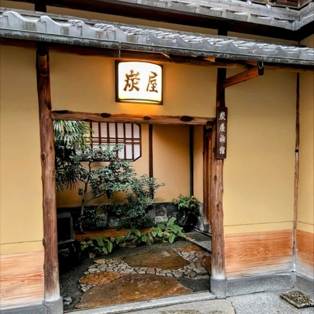 體驗京都三大百年旅店，充滿大正風情的數寄屋建築：炭屋旅館 Sumiya Ryokan