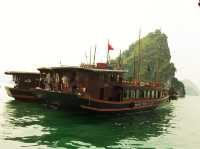 ล่องเรือชิลๆ ชมวิวสุดอลังที่ฮาลองเบย์