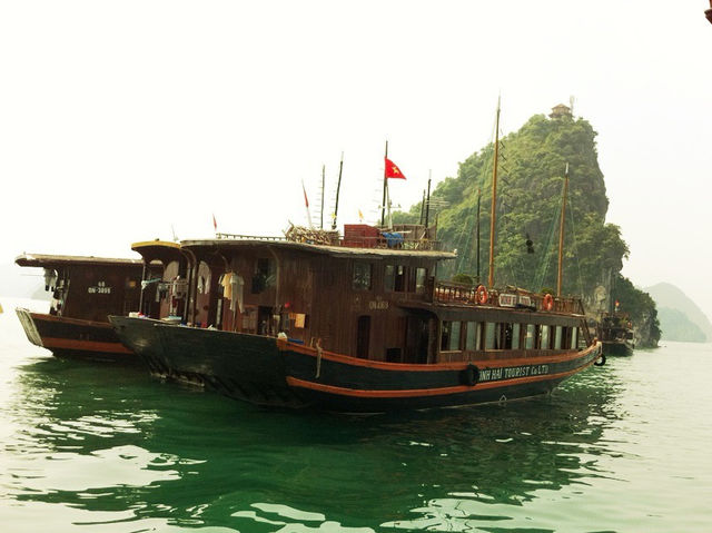 ล่องเรือชิลๆ ชมวิวสุดอลังที่ฮาลองเบย์