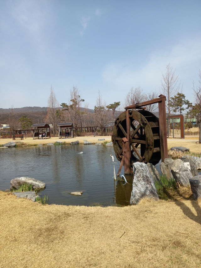 호수를 바라보며 쉬어 가기 좋은 곳
