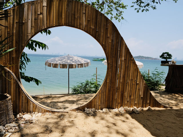“HAKUNA” คาเฟ่อาหารไทย-ญี่ปุ่นริมหาดเกาะล้าน⛱️