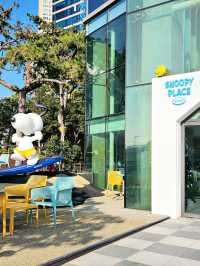 釜山｜必打卡咖啡廳！3層樓Snoopy Place超夢幻登場✨ 巨型衝浪史努比＋療癒系甜點太可愛啦！