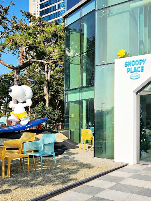 釜山｜必打卡咖啡廳！3層樓Snoopy Place超夢幻登場✨ 巨型衝浪史努比＋療癒系甜點太可愛啦！