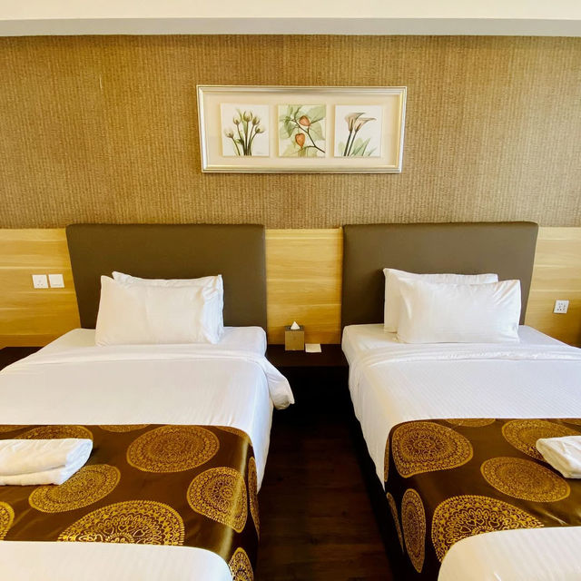 Emerald Serenity: A Haven of Luxury and Tranquility