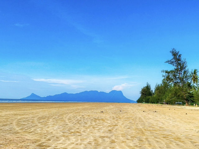 🏖️ Golden Beach (Pantai Mas), Trombol: A Backpacker’s Guide to Sarawak’s Hidden Gem!  