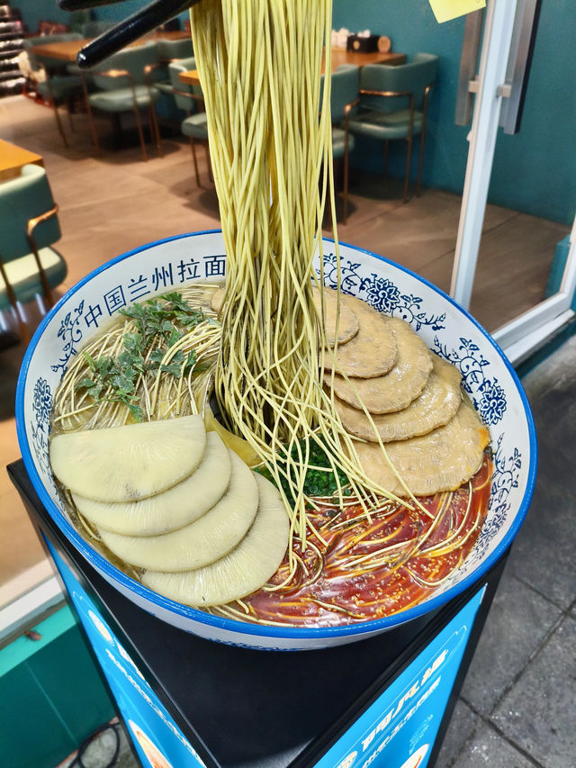   曼谷｜吃碗拉麵還有包廂！清真美食 這間隱藏版清真蘭州拉麵，湯頭濃郁拉麵Q彈，吃完直接飽到天