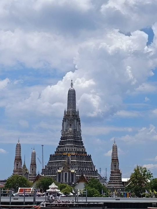 ワットアルンの夕暮れは、まるで絵画のような美しさ。#タイ旅行 #ワットアルン
