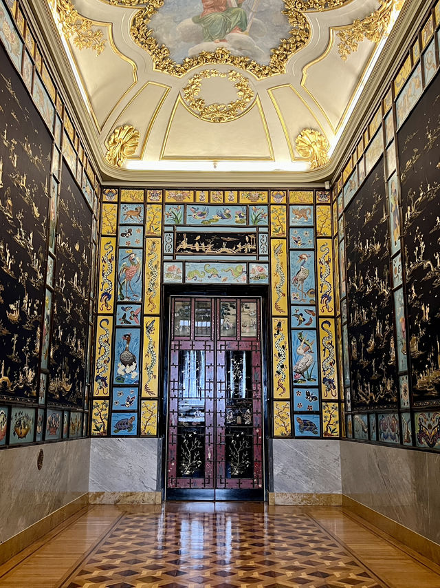 Feeling the royalty vibes at the Palacio Real de Madrid 🏰