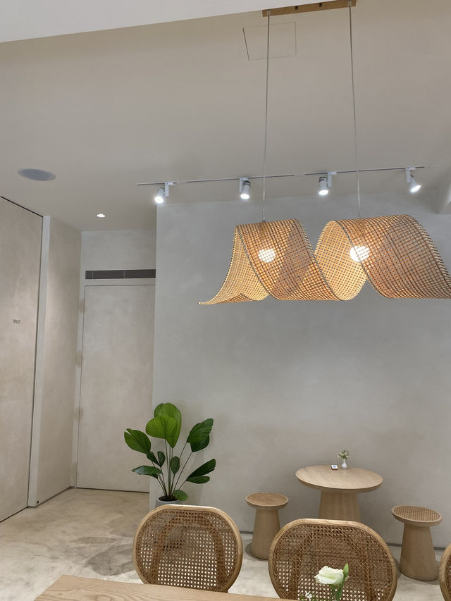 《AROS COFFEE 一縷光》——靜謐空間中的微醺時光