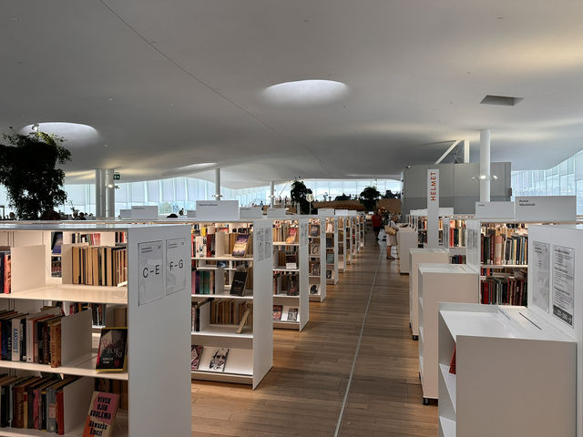 【ヘルシンキ中央図書館 Oodi｜未来型図書館で過ごす静かな時間】