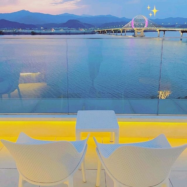 Riverain Cafe