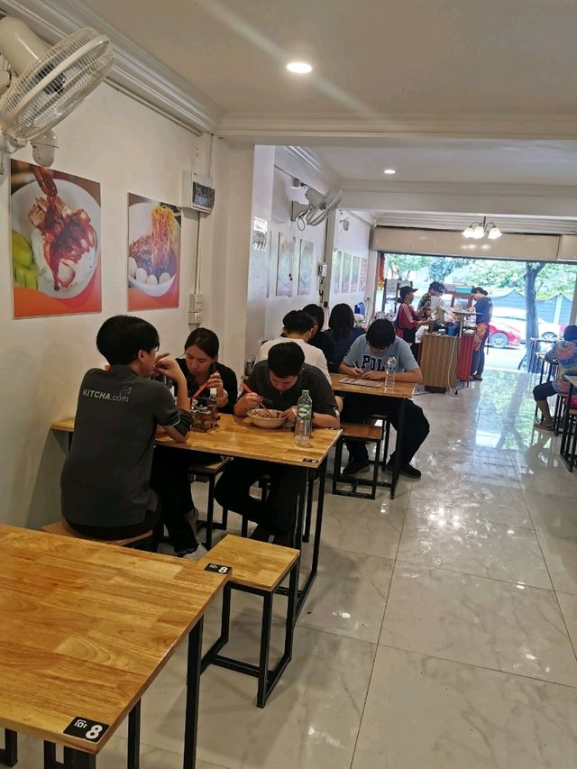 ก๋วยเตี๋ยวต้มยำกากหมู สาขาโชคชัย4