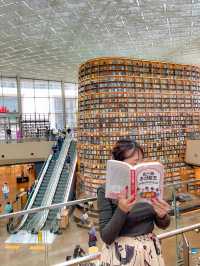 【韓国🇰🇷女子旅】ど迫力の図書館📚旅の記念の一冊に出会おう 【별마당 도서관・星広場図書館】 （ピョルマダントソグ