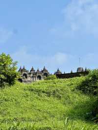 Must-see Borobudur Temple at dawn! 