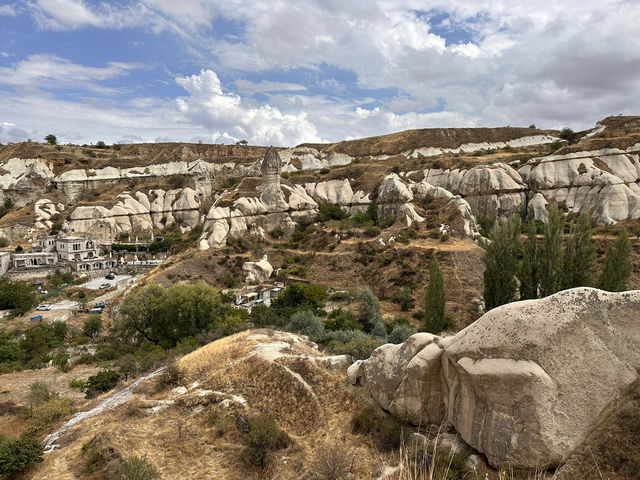 【Göreme Townscape／ギョレメ街並み｜洞窟群とティ・タウンが織りなす“地平線のパッチワーク”】