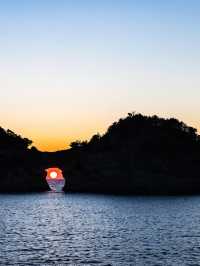 夕陽に染まる奇跡の島、円月島で心に残る絶景体験を