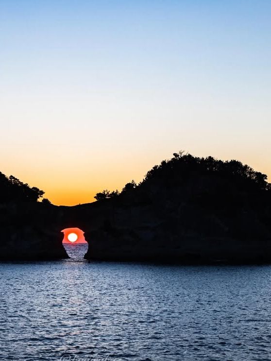 夕陽に染まる奇跡の島、円月島で心に残る絶景体験を