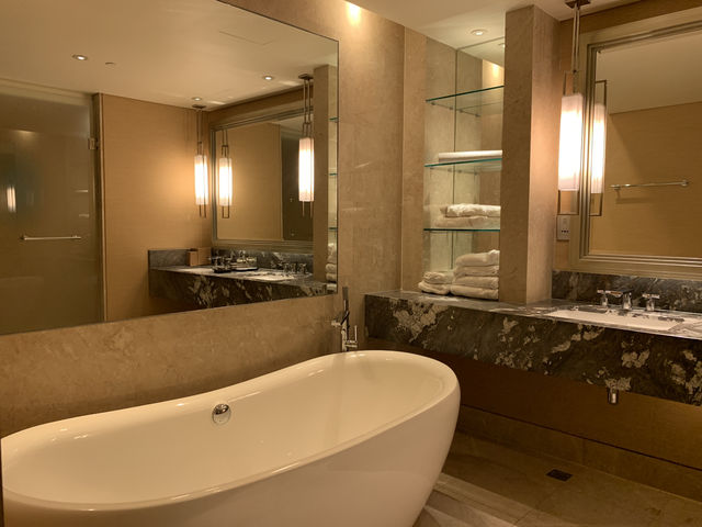 🏙️ Marina Bay Sands Stay – Spacious Comfort with Stunning Views