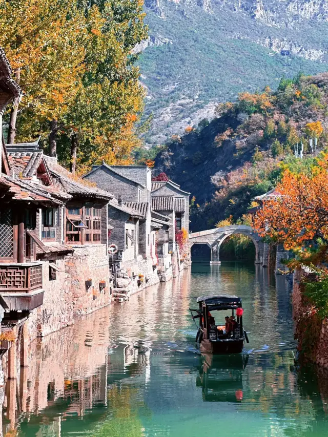 Gubei Water Town – Autumn’s Breathtaking Canvas