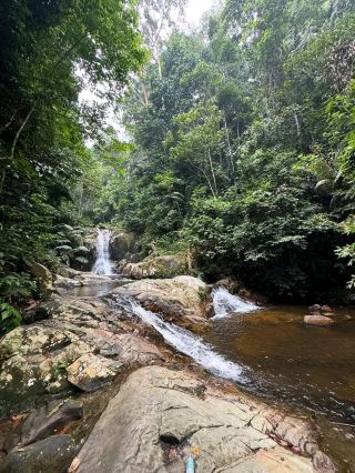 พักผ่อนอย่างสดชื่นที่น้ำตกลาตาบายู