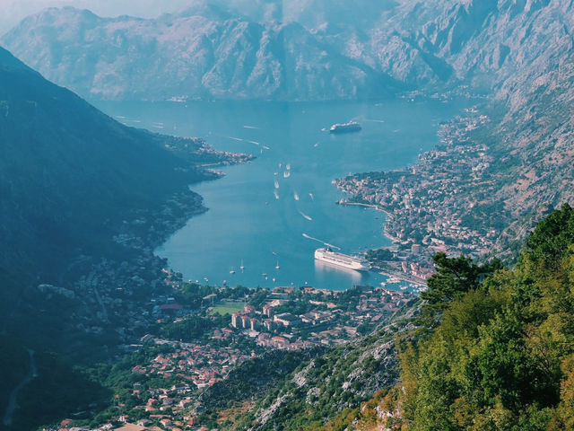 🌊 黑山旅遊點評：在布德瓦與科托爾之間，遇見歐洲的靜謐與熱情 📍 定位：黑山共和國（Montenegro）— 布德瓦 Budva & 科托爾 Kotor